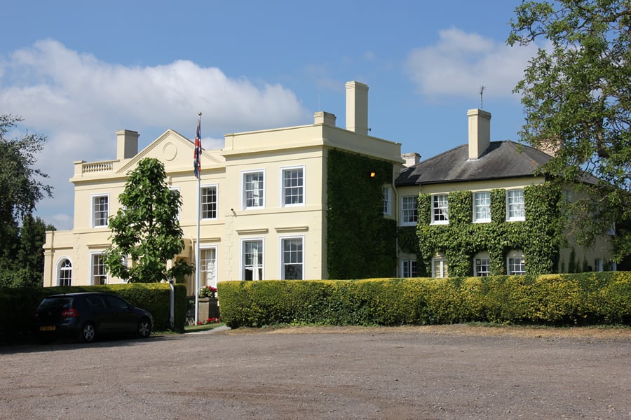 The Lawn, Rochford – A Wonderful Backdrop For Your Wedding Cake